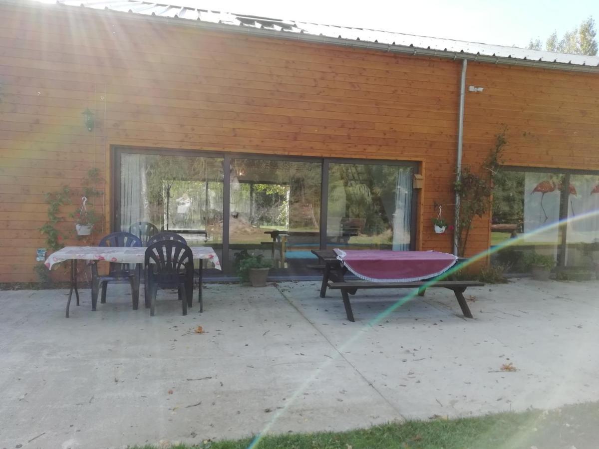 Florennes Gite Neuf 150 M2 Devant Un Grand Lac Prive De 2 Hectares Poissonneux Au Milieu Des Bois ภายนอก รูปภาพ