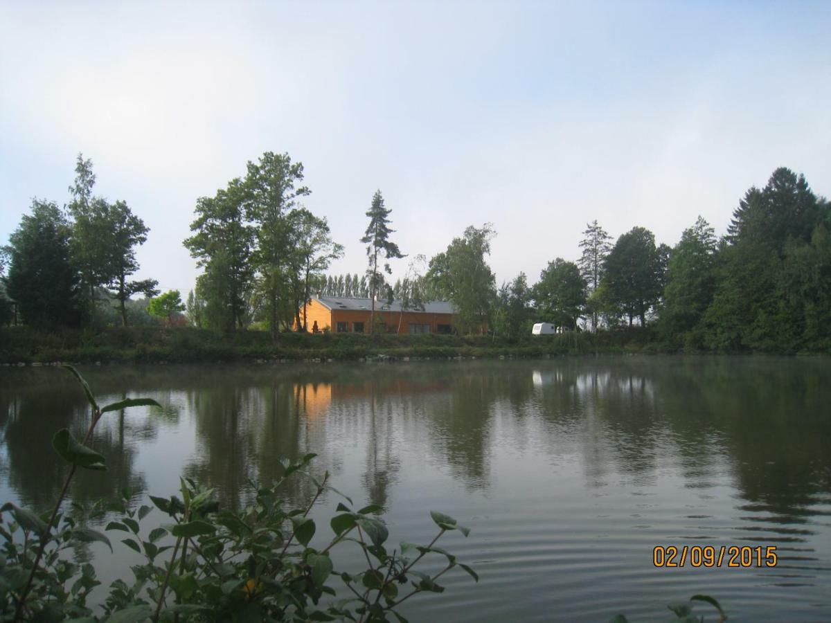Florennes Gite Neuf 150 M2 Devant Un Grand Lac Prive De 2 Hectares Poissonneux Au Milieu Des Bois ภายนอก รูปภาพ
