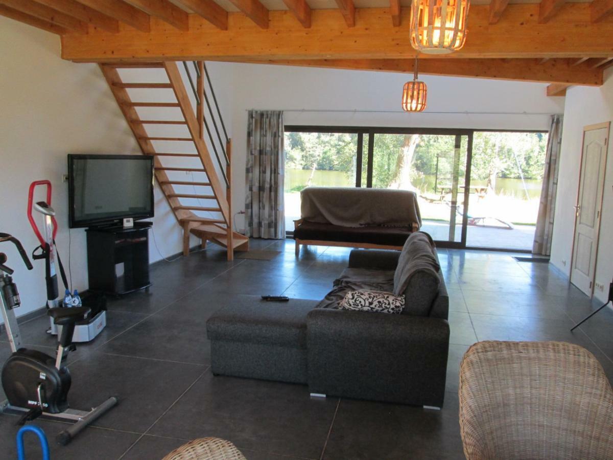 Florennes Gite Neuf 150 M2 Devant Un Grand Lac Prive De 2 Hectares Poissonneux Au Milieu Des Bois ภายนอก รูปภาพ