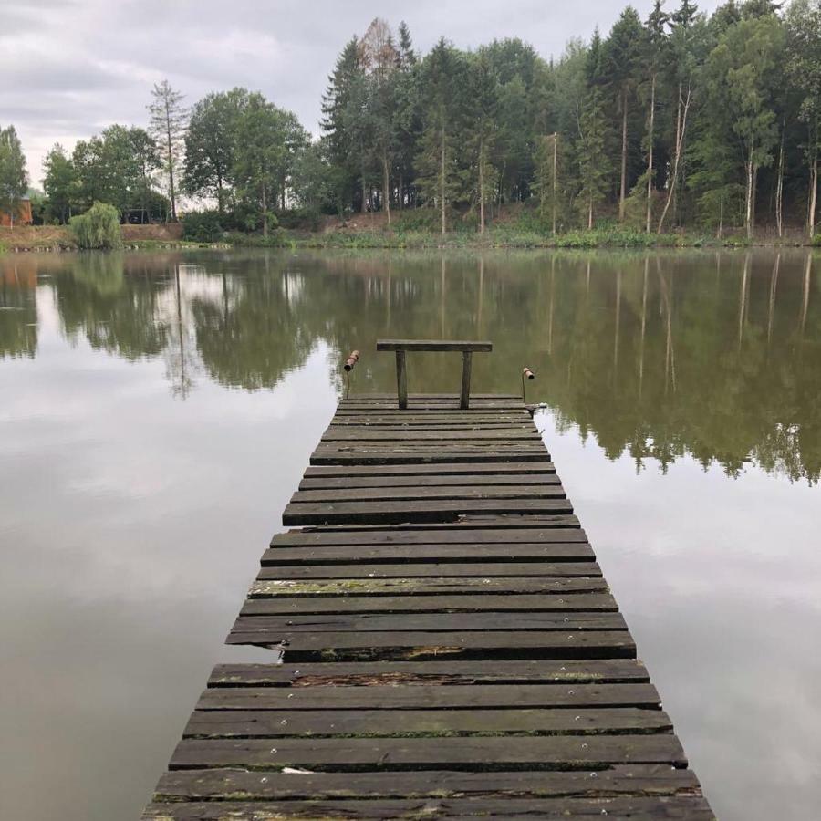 Florennes Gite Neuf 150 M2 Devant Un Grand Lac Prive De 2 Hectares Poissonneux Au Milieu Des Bois ภายนอก รูปภาพ